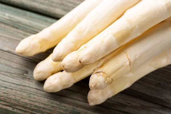White asparagus on wooden table — Stock Photo, Image