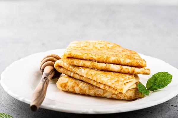 Läckra smakrika hemmagjorda krämer eller pannkakor — Stockfoto