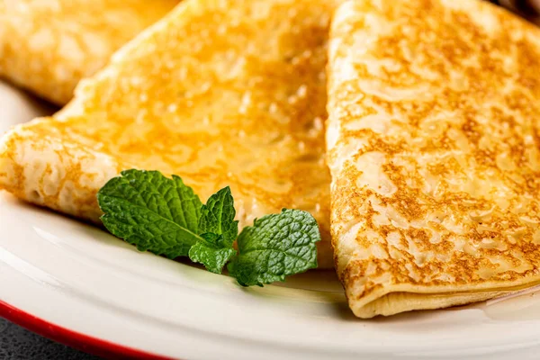 Délicieuses crêpes ou crêpes maison savoureuses — Photo