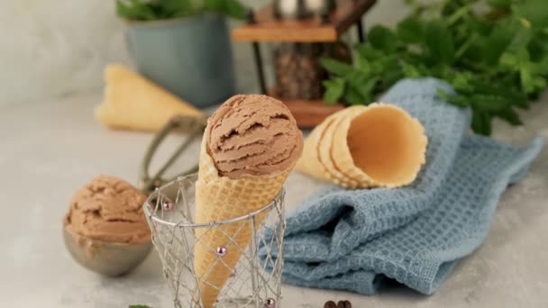 Delizioso gelato al caffè per dessert — Video Stock