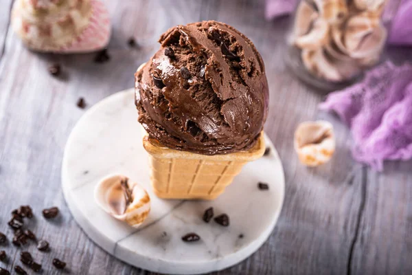 美味的巧克力冰淇淋当甜点 — 图库照片