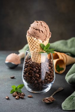 Tatlı olarak nefis kahve dondurması.