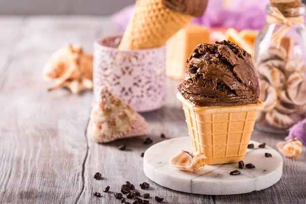 Heerlijke chocolade-ijs als dessert — Stockfoto