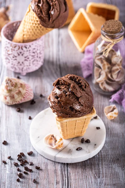 Delicioso sorvete de chocolate para sobremesa — Fotografia de Stock