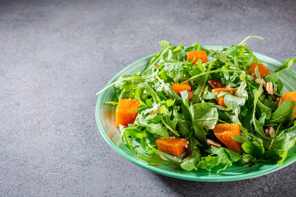 Läcker sallad med ruccola och bakad pumpa — Stockfoto