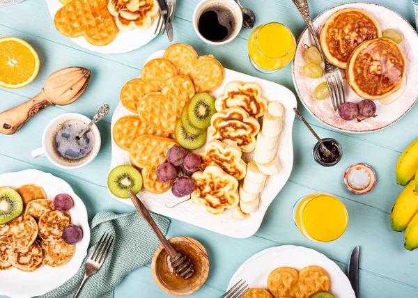 Café da manhã saudável com frescos waffles quentes corações, panquecas flores — Fotografia de Stock