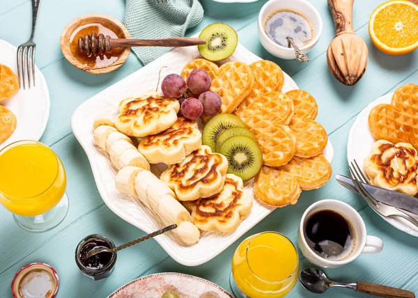 Gesundes Frühstück mit frischen heißen Waffeln Herzen, Pfannkuchen Blumen — Stockfoto