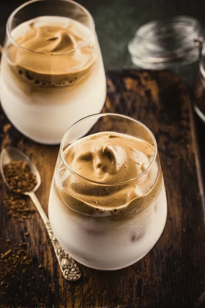 Caffè Dalgona in tazza di vetro — Foto Stock