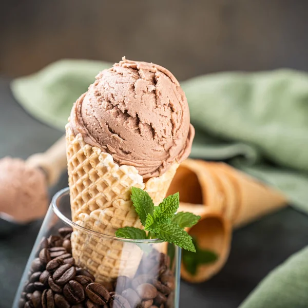 デザートにおいしいコーヒーアイスクリーム — ストック写真