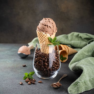 Tatlı olarak nefis kahve dondurması.