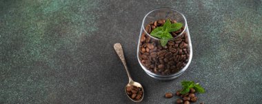 Bardakta kahve çekirdekleri