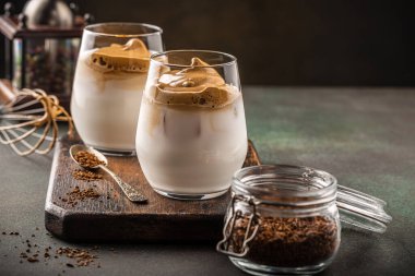 Cam bardakta Dalgona kahvesi