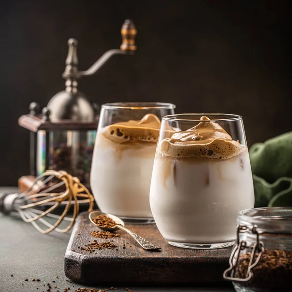 Dalgona kaffe i glas kopp — Stockfoto