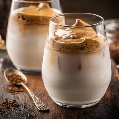 Cam bardakta Dalgona kahvesi