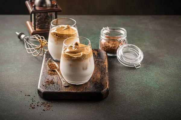 Dalgona kaffe i glas kopp — Stockfoto
