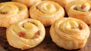 Kahvaltıda kuru üzümlü tatlı çörek.