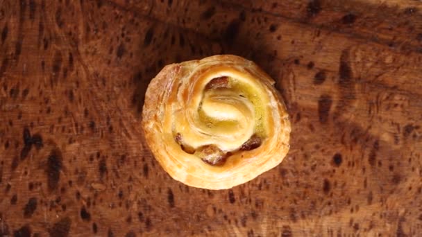 Sweet swirl buns with raisins for breakfast — Stock Video