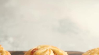 Kahvaltıda kuru üzümlü tatlı çörek.