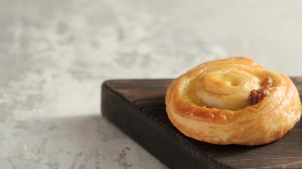 Sweet swirl buns with raisins for breakfast — Stock Video