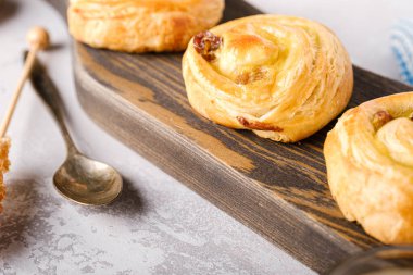 Kahvaltıda kuru üzümlü tatlı çörek.