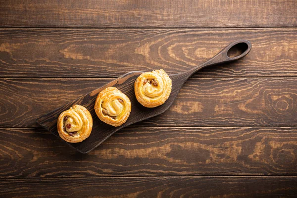 Zoete wervelbroodjes met rozijnen als ontbijt — Stockfoto