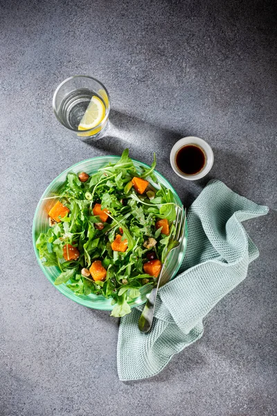 Läcker sallad med ruccola och bakad pumpa — Stockfoto