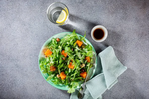 Köstlicher Salat mit Rucola und gebackenem Kürbis — Stockfoto