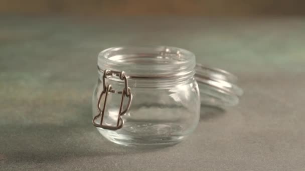 ガラス瓶の中の赤生キノア — ストック動画