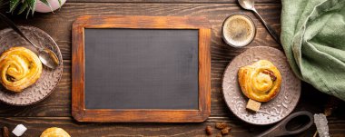 Kahvaltıda kuru üzümlü tatlı çörek.