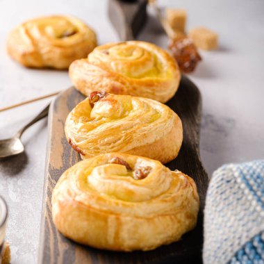 Kahvaltıda kuru üzümlü tatlı çörek.