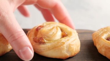 Kahvaltıda kuru üzümlü tatlı çörek.