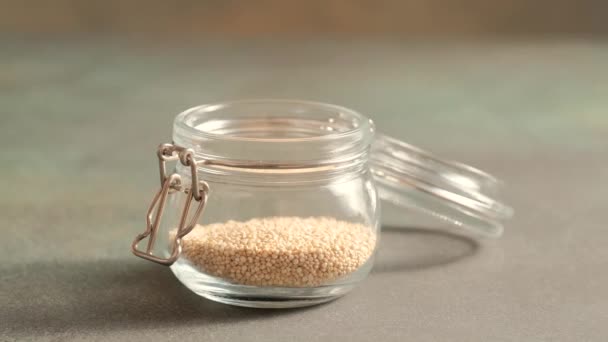 Fehér nyers quinoa üvegedényben — Stock videók