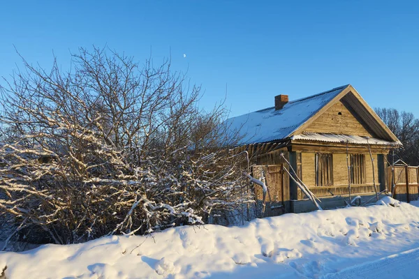 Casa abandonada en el pueblo — Foto de Stock