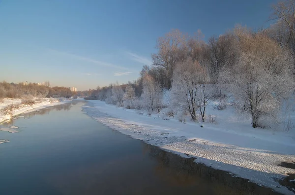 Vue d'hiver sur la rivière — Photo