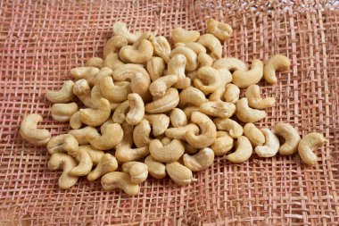 Kaju peçete üzerinde