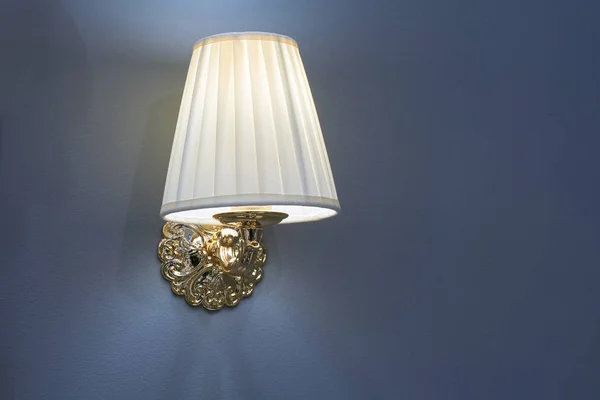 Lampan monteras på väggen — Stockfoto