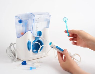 Oral irrigator kişi kullanır