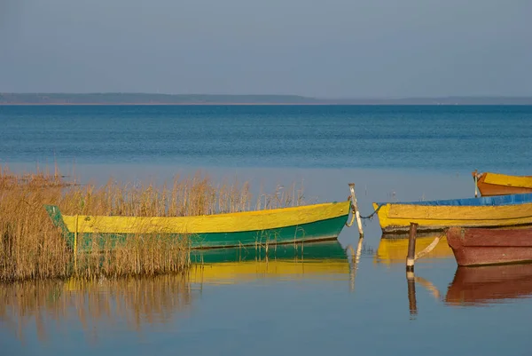 Bateaux sur le lac bleu — Photo