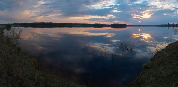 湖のパノラマ ビュー — ストック写真