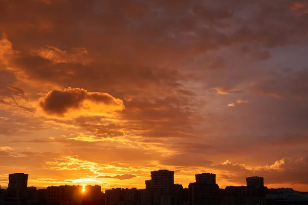 Coucher de soleil dans la ville — Photo