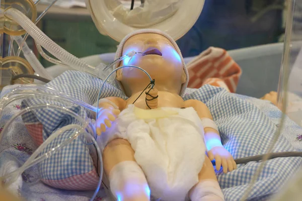 Manequim infantil em unidade de terapia intensiva neonatal — Fotografia de Stock