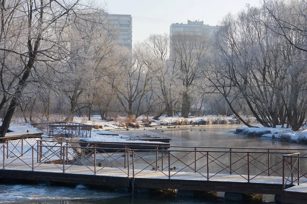 Winter uitzicht op de rivier — Stockfoto