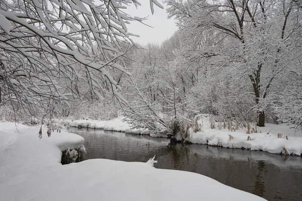 Güzel kış sahne Yauza Nehri üzerinde — Stok fotoğraf