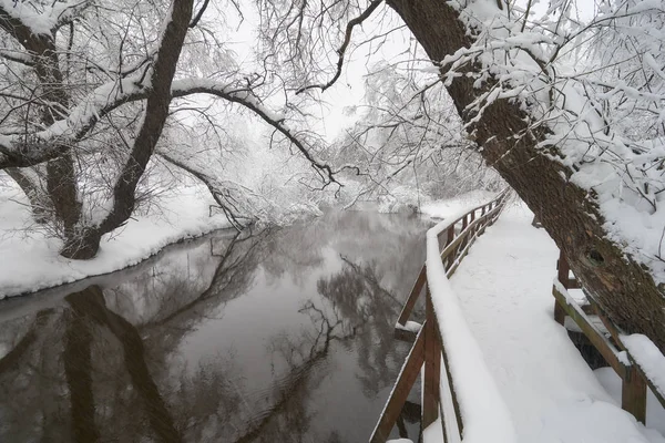 Wunderschöne Winterszene auf dem Fluss Yauza — Stockfoto