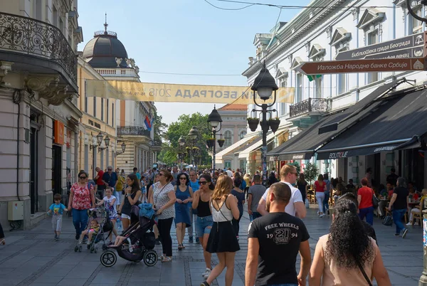 Belgrad'da insanlar yürümek