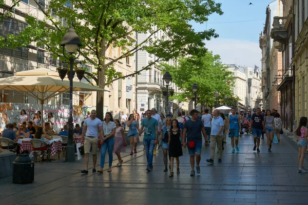 La gente cammina a Belgrado — Foto Stock