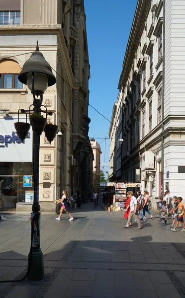 La gente cammina a Belgrado — Foto Stock