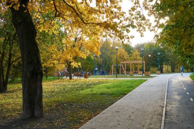 Parkta yaya geçidi var.