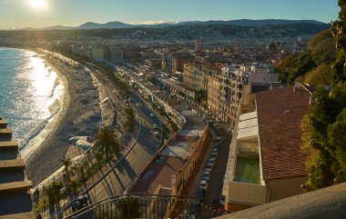 Nice caddesindeki manzaraya bak.