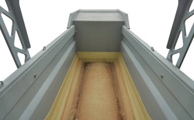 Çöp kamyonunun yatağını kaldırdı.